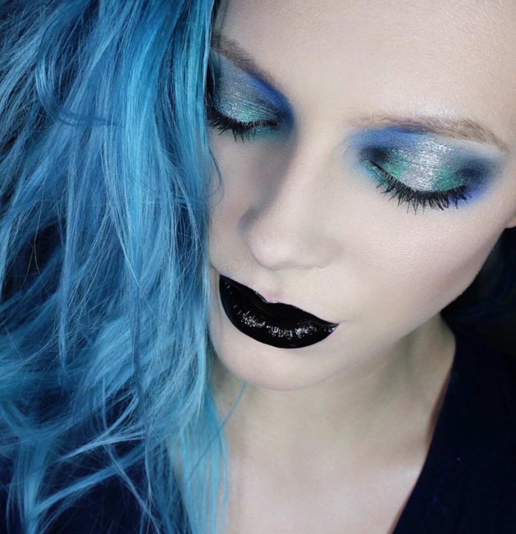ines > maquillage : l’art de l’embellissement et du jugement